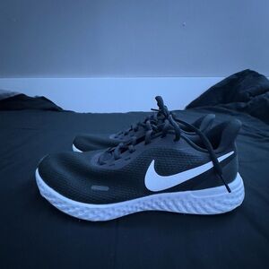 Nike revolution women black and white